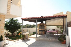 Outdoor dining - Apartment Toma - Comfort Two-Bedroom Apartment with Terrace and Sea View (Kucine)