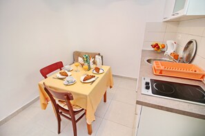 Fridge, stovetop, coffee/tea maker, toaster