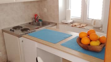 Frigorífico, placa de cocina y utensilios de cocina