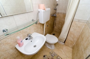 Bathtub, hair dryer, towels