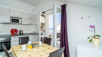 Geladeira, micro-ondas, cooktop, lava-louças