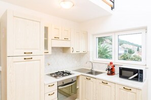 Fridge, microwave, oven, stovetop - Apartments Nikola - Superior One Bedroom Apartment with Sea View (Whisper) (Dubrovnik)