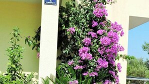 A building with a sign indicating it is number 1. - Apartments Villa Moonlight - Two Bedroom Apartment with Sea View Terrace (Okrug Gornji)