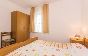 2 bedrooms, internet, bed sheets