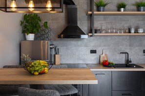 Køleskab, mikrobølgeovn, ovn, kogeplade