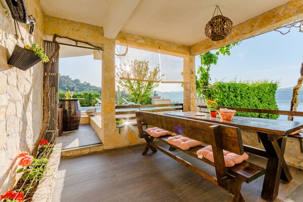 Outdoor dining - Apartment Sea Star - Three-Bedroom Apartment with Pool and Sea View (Mastrinka)