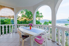 Outdoor dining - Apartment Sea Star - Three-Bedroom Apartment with Pool and Sea View (Mastrinka)