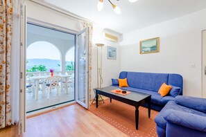 TV, fireplace - Apartment Sea Star - Three-Bedroom Apartment with Pool and Sea View (Mastrinka)