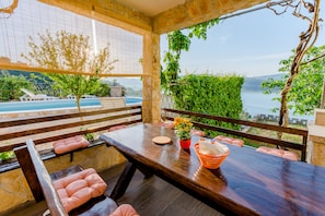 Outdoor dining - Apartment Sea Star - Three-Bedroom Apartment with Pool and Sea View (Mastrinka)