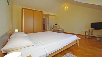 Iron/ironing board, free WiFi, bed sheets