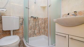 Articles de toilette gratuits, serviettes fournies, papier toilette