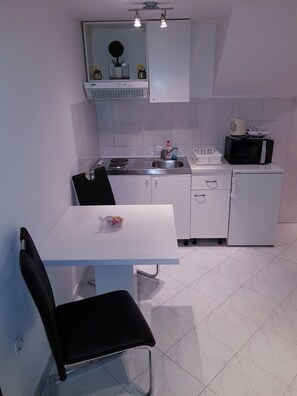 Fridge, microwave, stovetop, cookware/dishes/utensils