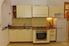 Réfrigérateur, un four, surface de cuisson, lave-vaisselle