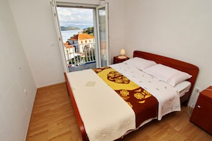 1 slaapkamer, een strijkplank/strijkijzer, wifi, beddengoed
