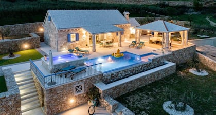 Villa Blue Sky - Three Bedroom Villa with Pool