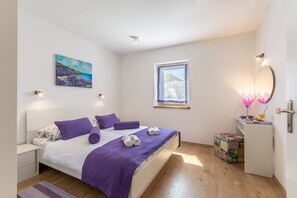 3 chambres, fer et planche à repasser, Wi-Fi, draps fournis