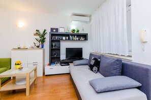 TV - Apartments Captain - Superior One Bedroom Apartment with Terrace (4 Adults) (Dubrovnik)