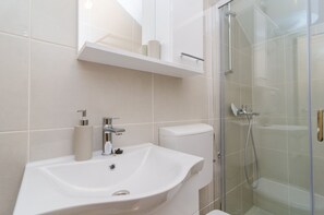 Dusche, Haartrockner, Handtücher