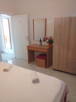 1 bedroom, free WiFi, bed sheets - Apartments Paolo - One Bedroom Apartment with Terrace and Sea View - ATTRACTIVE (Maranovici)