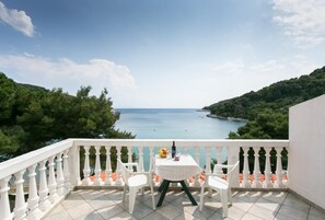 Outdoor dining - Apartmetns Franka Saplunara-One-Bedroom Apartment with Terrace and Sea View No2 (Saplunara)