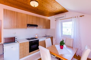 Réfrigérateur, four à micro-ondes, un four, surface de cuisson