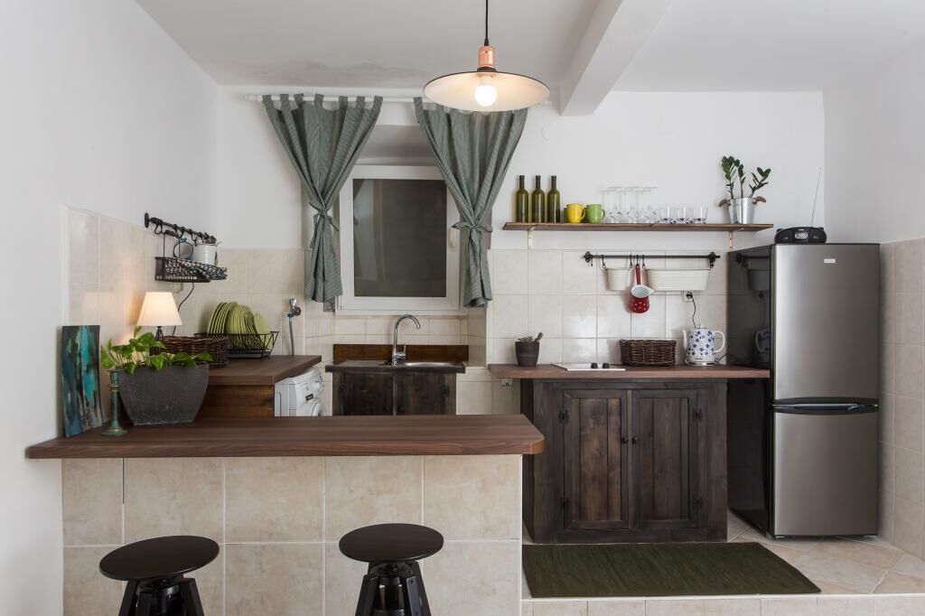 Réfrigérateur, micro-ondes, plaque de cuisson, cafetière/bouilloire