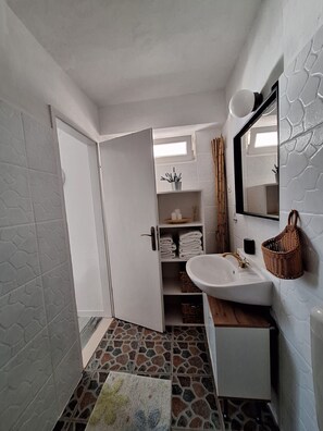 Douche, serviettes fournies
