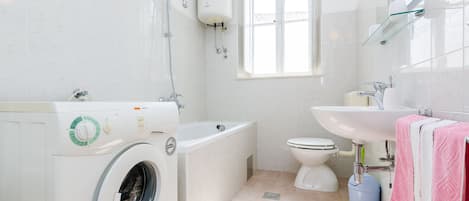 Baignoire, séchoir à cheveux, serviettes fournies
