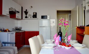 Réfrigérateur, micro-ondes, plaque de cuisson, lave-vaisselle