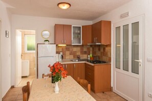 Fridge, stovetop, coffee/tea maker, toaster