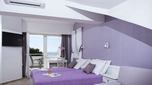 Une chambre Ă coucher avec un lit, un bureau et une chaise.