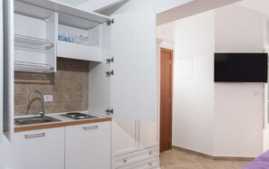 Kühlschrank, Ofen, Herdplatte, Kochgeschirr/Geschirr/Besteck