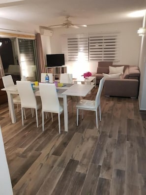 Superior Suite, 1 Bedroom | In-room dining