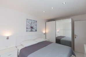 2 quartos, ferros/tábuas de passar roupa, acesso à internet