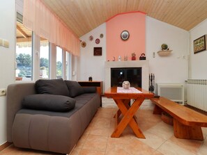 Fernseher, Kamin, DVD-Player