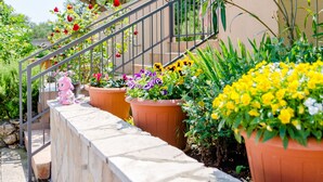 Eine Steintreppe mit Blumentöpfen und Blumen.