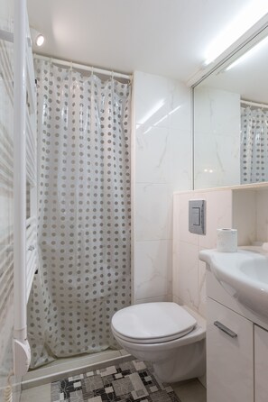 Free toiletries, hair dryer, towels - Studio Adriatic View - Studio Apartment with Sea View (Dubrovnik)