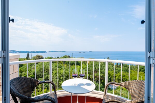 Outdoor dining - Villa Panorama Dubrovnik - Comfort Double Room with Balcony and Sea View (Mlini)