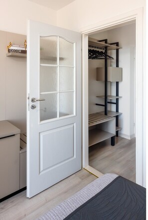 1 habitación, tabla de planchar con plancha, internet y ropa de cama 