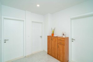 Interior - Apartment & Rooms Papa - Premium Double or Twin Room with Balcony and Partial Sea View (Srebreno)