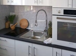 Refrigerador, microondas, horno y parrilla de estufa 