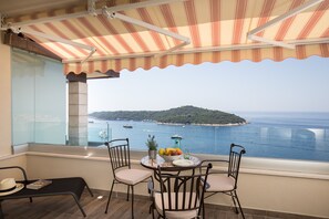 Outdoor dining - Amorino of Dubrovnik Apartments - Studio Apartment with Balcony and Sea View (Apartment Lovor) (Dubrovnik)