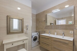 Hair dryer, towels - Amorino of Dubrovnik Apartments - Studio Apartment with Balcony and Sea View (Apartment Lovor) (Dubrovnik)