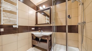 Apartment (9, ul. Niska 10) | Bathroom | Shower, hair dryer, towels - Apartamenty Sun & Snow Niska (Krynica Morska)