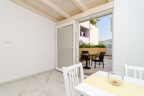 Outdoor dining - Apartment Riki - Studio Apartment with Balcony and City View (Dubrovnik)