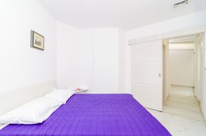 مكواة/لوح كي وخدمة الإنترنت وملاءات أسرّة