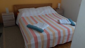 3 chambres, fer et planche à repasser, Wi-Fi, draps fournis