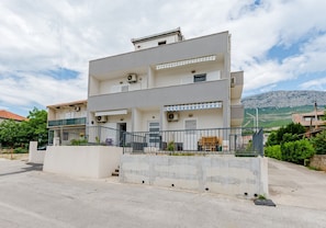 Exterior - Apartment Anamaris (ST) - One Bedroom Apartment with Terrace and Sea View (Solin)