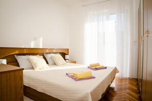 2 bedrooms, iron/ironing board, WiFi, bed sheets