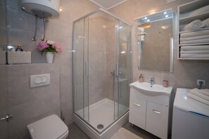 Badekar, hårføner og håndklær